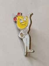 Pin's Vintage ESSO - Mascotte Féminine Garage Huile Pompe A Essence 