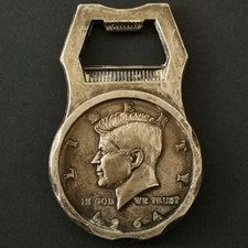 DECAPSULEUR AVEC REPRODUCTION HALF DOLLAR KENNEDY 1964 / 83mm*52mm PAS EN ARGENT