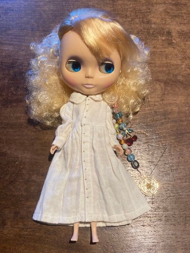 Livré avec une - , blythe