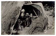France, Bretagne, Hutte de famille de sabotier, Tirage vintage, ca.1910 France, 