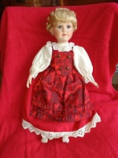 POUPEE PORCELAINE  VINTAGE BELLE ROBE ROUGE