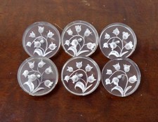 Lot 6 Boutons anciens en lucite - Décor muguet sculpté - Mercerie vintage