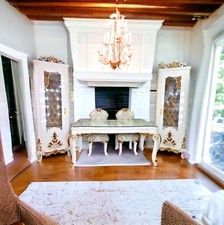 Salle à manger complète avec 2 vitrines style Louis XV blanc, motif et bronze