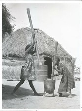 Grande photo - Scène africaine - Enfants moulent le Grain - Mortier cuisine 