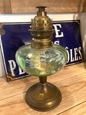Ancienne lampe à pétrole en verre bullé vert et pied  laiton charme d'antan 1900