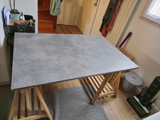 Bureau avec tréteaux inclinables