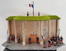 Superbe Diorama CBG MIGNOT : La Levée des couleurs au fort - 43x32x20cm