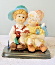 statuettes résine couple d'enfant qui lisent sur socle objet déco vintage 90