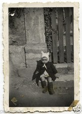 Enfant avec bonnet laine à oreilles - photo argentique ancienne an.1930