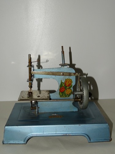 Ancienne petite machine a - petite,