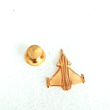 Pin's Lapel pin pins Avion de chasse Militaire Dassault RAFALE doré relief 3D PM