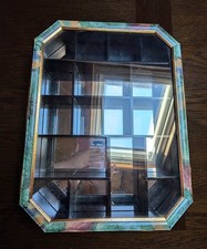 Jolie vitrine murale à suspendre en bois et verre avec casiers et dorures