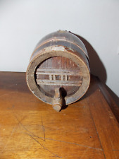 ancienne petite barrique en chêne avec son petit robinet