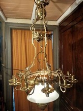 LUSTRE MONUMENTAL EN BRONZE ET OPALINE BLANCHE. 1 AMPOULE SIMPLE ALLUMAGE.