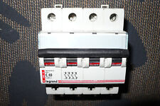 DISJONCTEUR TETRAPOLAIRE 40A