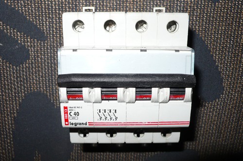 Disjoncteur tetrapolaire 40a - tetrapolaire,