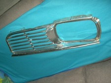 CALANDRE COTE  DROIT face à la voiture  RENAULT R16 L, TL, TS,TX