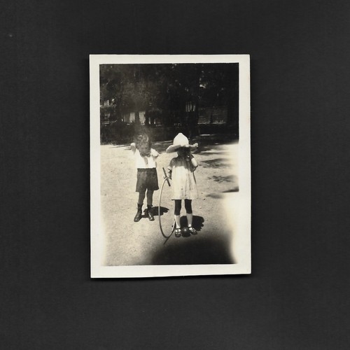Deux enfants cerceau - , chapeau