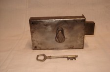 Serrure ancienne pour pose en applique  à pêne dormant avec clé.