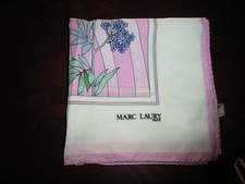 foulard rose imprimé fleurs