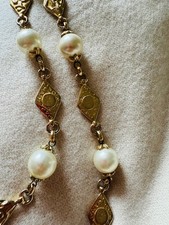 Sautoir Chanel médailles silhouette Coco Chanel et perles crème