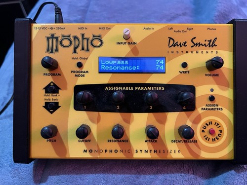 Dave smith instruments mopho - smith,