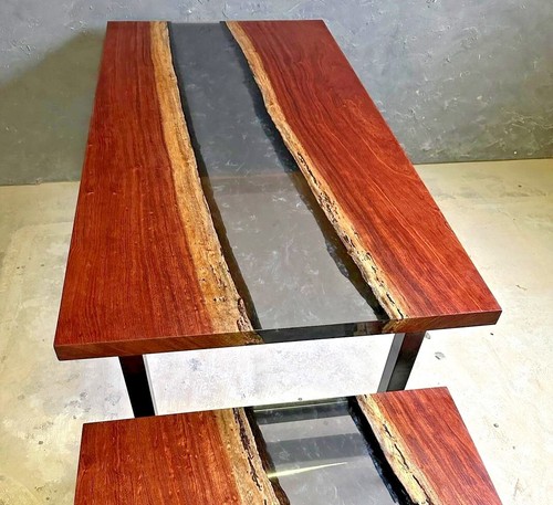 Table époxy transparente avec