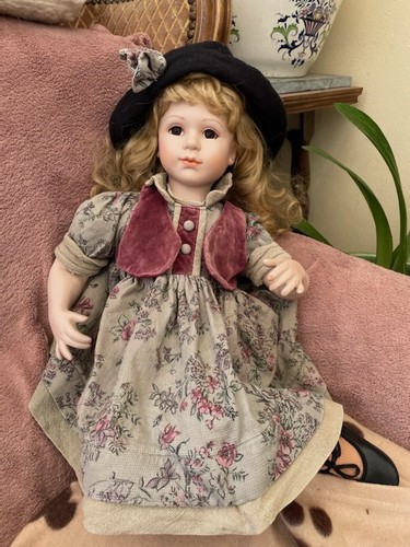 Adorable poupee porcelaine - adorable,