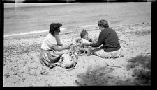 Portrait 2 femmes enfant plage bord de mer 2 anciens négatif photo an. 1940 50