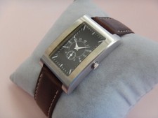 NEUVE MAGNA CARTA TANK INCURVÉ MONTRE HABILLÉE CADRAN NOIR ACIER BOÎTIER BROSSÉ