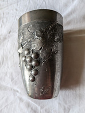 Timbale / petit vase en étain