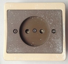 prise murale 2p sans terre