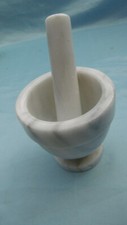 mortier et pilon en marbre blanc