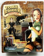 Tomb Raider - Playmates - Londres : Lara Croft contre le Doberman Féroce