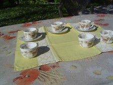 Tasses à café et soucoupes