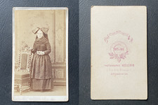 Hélios, Strasbourg, Femme en costume régional alsacien avec la coiffe à grand no