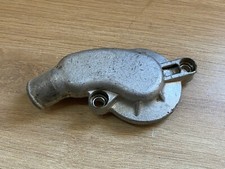 UN CACHE COUVERCLE DE POMPE A