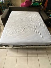 canapé convertible 2 places couleur gris noir en tres bon état.