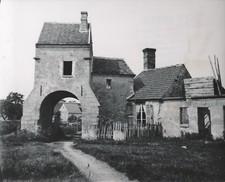 ST JEAN AUX BOIS c. 1900-20 -Vieille Porte de la Ferme de l'Abbaye Oise- NV 1099
