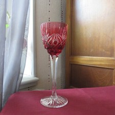 1 verre roemer cristal de saint louis de couleur rouge H 20,5 cm