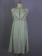 Robe cocktail jersey vert d'eau faite main, sans manche, brodée de paillettes 