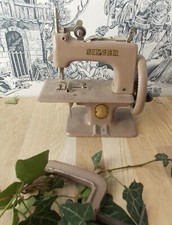 PETITE MACHINE A COUDRE MANUELLE SINGER EN FER