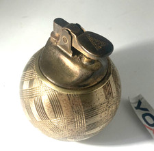 Briquet ancien 1940s table