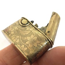 -34- Briquet ancien essence Reqeliter semi auto - CISELÉ ? - vintage lighter