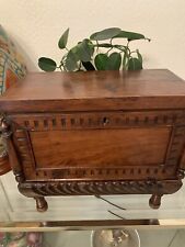 Joli Coffre En Bois  Sur Pieds