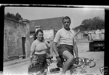 Portrait de famille en tandem vélomoteur - ancien négatif photo an. 1940