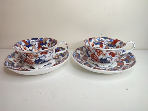 Deux anciennes tasses - et, sous
