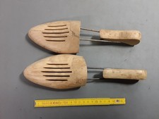 2 anciens embauchoirs en bois forme chaussure cordonnier