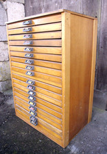 Meuble vintage 1970 d'imprimeur à casiers imprimerie