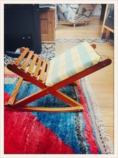 Ancien repose pied a bascule en bois et tissu / long 59 cm